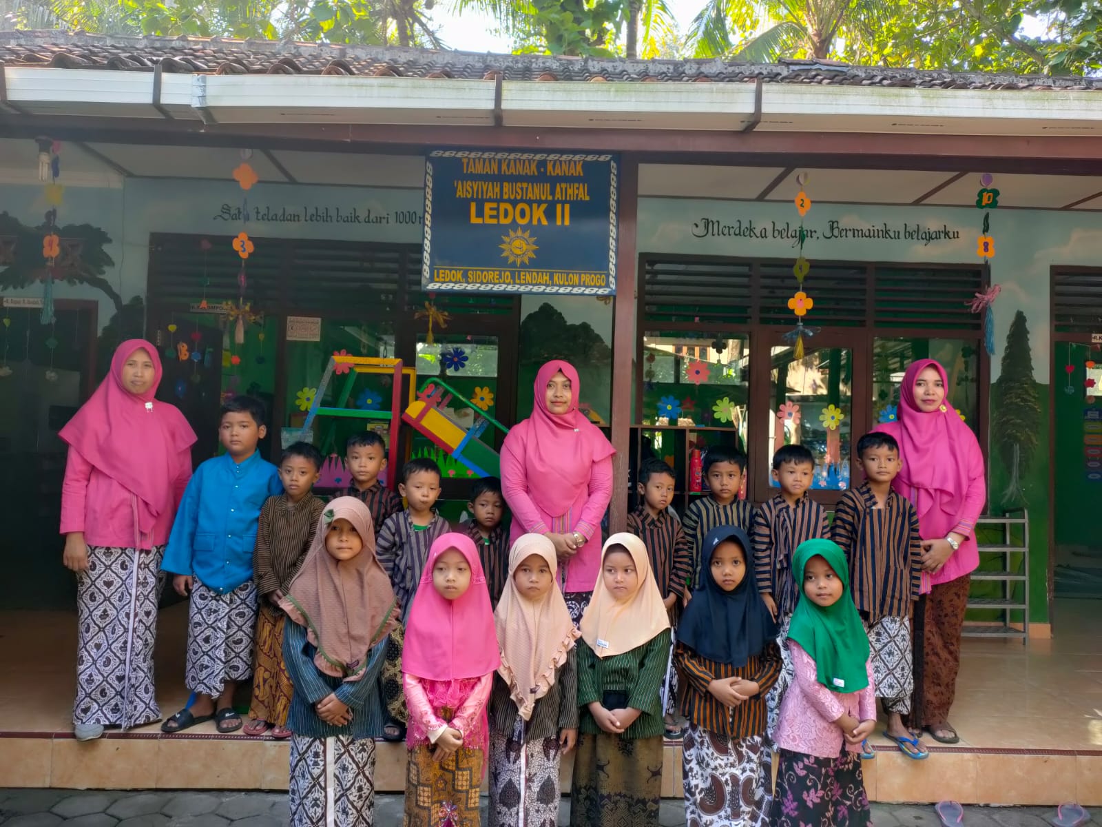 Foto Bersama Gaya Resmi